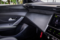 左右のフロントシートを包み込むように弧を描いたダッシュボードとドアのインナートリムが組み合わされたデザインは、最新のプジョー車に共通する意匠。エアコンの吹き出し口が、ダッシュボードの最上部に配置されるのもプジョー流である。