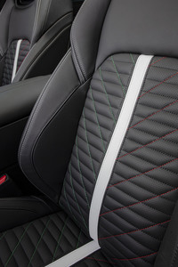 「マセラティ・レヴァンテ トロフェオ」にイタリア国旗への敬意を表現した限定車の画像