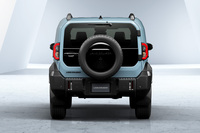 「ランドクルーザー“FJ”」のリアビュー。搭載されるパワーユニットは、「2TR-FE型」の2.7リッター直4ガソリンエンジンで、最高出力163PS、最大トルク246N・mを発生。