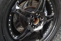 筑波サーキットのコース1000で豪快なオフロード走行を敢行した記者と「バイパー」。アクセルを踏み続けてグラベル脱出には成功したが、その代償としてHREのセンターキャップをひとつ失った。