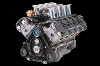 ヤマハのレーシングエンジン「OX77」。ヘッドカバーに書かれた「COSWORTH」「YAMAHA」の文字に注目。