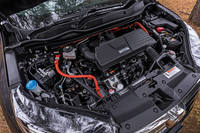 ハイブリッド車に搭載されるエンジンは基本的に発電用で、高速巡航時のみクラッチがつながり、タイヤを駆動する。