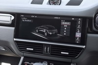 ステアリングのセレクターとは別に、センタースクリーンを介してオフロードモードの設定もできる。