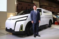 「グローバル ハイエースBEVコンセプト」と、トヨタ車体代表取締役社長の松尾勝博氏。
