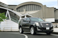 全長×全幅×全高＝5195×2065×1910mmという巨大なボディーが目を引く「エスカレード」。車両重量も2670kgに達する。