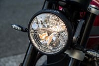 ブラック塗装を施されたヘッドランプと小ぶりなウインカーがスポーティーなムードを醸し出す。