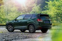 車両価格が300万円を切る「ツーリング」だが、駆動方式は4WDでちゃんと「アイサイト」が付き、ステアリングホイールもシフトセレクターも革巻き……と、廉価モデル的な安っぽさはない。