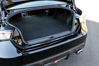 リアシートは可倒式となっており、トランクの容量アップが可能。サーキット走行を想定して、タイヤが4本載る荷室形状が探られたという。