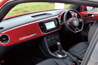 ボディーと同じ色でコーディネイトされるインストゥルメントパネルには、初代「ビートル」のようなグローブボックスが備わる。