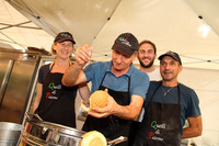 車両展示に沿うかたちで、食べ物屋台も充実。これはシチリアから来た、ゆでた「ひ臓」のパニーノ屋さん。豪快な塩の振り方を見よ。