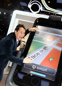 こちらは「スマート」のスタンドにあったお化けiPhone。ちゃんとスクロールできる。