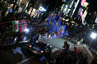 セレモニアルスタートの舞台は帯広駅前。約5万5000人のギャラリーが大挙して訪れた。（写真＝スバル）