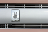 初代から受け継がれているフロントグリルの「LAPIN」マーク。
    