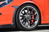 タイヤサイズはフロントが265/35ZR20、リアが325/30ZR21。「GT3」と比べて前後ともに幅が20mm広くなったほか、リアタイヤは径も拡大されている。