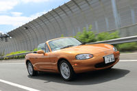 NB型のテスト車は、1.8リッター直4エンジンを積んだ1998年式の「RS」。
    