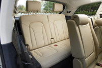 テスト車は、オプションの「7シーターパッケージ」を装備。3列目シートは50：50の分割可倒式で、シートバックを倒すと自動的にヘッドレストが格納される。