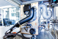 日産が現在開発を進めるSOFCスタック。発電時に生ずる廃熱は、エタノール混合水から水素を取り出す化学反応の活性化に転用される。