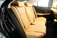 プリウスと同じ2700mmのホイールベースが生み出す居住スペース。後席頭上まわりはプリウスよりも広い。
