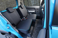 後席は、左右別々に160mmスライド可能。背もたれのリクライニング機構も備わる。
    