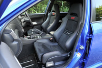 ステアリングホイールとフロントシートには赤字で「STI」のステッチが入る。アルカンタラとレザーを組み合わせたバケットシートはレカロ製。見た目はヤル気マンマンだけど、乗り降りはしやすい。ホールド性はもちろん良好。
