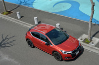 上方から見た「DS 4クロスバック」。フロントウィンドウの広さが際立つ。