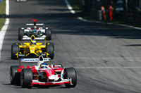 トヨタにとっては不運のイタリアGP。予選12位のクリスチアーノ・ダ・マッタ（写真先頭）は、4周目にタイヤがバーストしグラベルでリタイア。9番グリッドからスタートしたオリヴィエ・パニスは、ブレーキペダルの不調に見舞われ、35周で戦列を去った（写真＝トヨタ自動車）