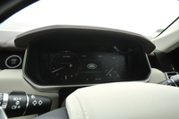 メーターは2眼式。液晶モニターに表示される。
    