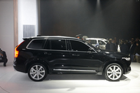 ボディーのボリュームはかなりのもの。全長は4950mm、全幅は2008mmに達する。