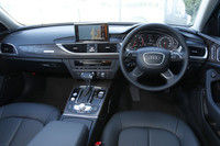 インパネまわりのデザインはベース車の「A6アバント」から大きな変更はなし。加飾パネルは「ファイングレインアッシュ」のみの設定となる。