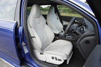 シルクナッパレザーを使用したスポーツシート。