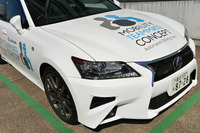 ヘッドランプの下方に見られる黒い部分は、レーザーレーダーの照射部。自動運転機能を持つ車両が市販される頃には、こうしたセンサーは、より小さく、目立たなくなるとのこと。