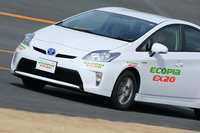 セダン・クーペ専用の「EX20」を、高速周回路で試す。
    