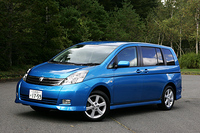 【スペック】プラタナ 2.0：全長×全幅×全高＝4640×1710×1640mm／ホイールベース＝2785mm／車重＝1470kg／駆動方式＝FF／2リッター直4DOHC16バルブ（155ps/6000rpm、19.6kgm/4000rpm）／価格＝220万5000円（テスト車＝265万4400円／SRSサイド＆カーテンシールドエアバッグ＝8万9250円／アイシス・ライブサウンドシステム（G-BOOK対応DVDボイスナビゲーション付きワイドマルチAVステーション）＝34万1250円／ETCユニット＝1万8900円）