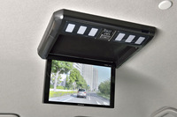 オプションのリアモニター「TVM-FW1040-B」（オープン価格）
	VGAモニターよりも高画質なワイドXGAモニターを採用した10.1V型。