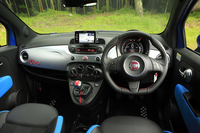 マニュアルトランスミッションを搭載した「500S」のインテリア。内装色には、ブルー／ブラック、レッド／ブラックの、2種類のツートンカラーが用意される。