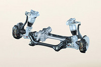 サスペンションは、前後ともダブルウィッシュボーン式。V6モデルは2240kg、V8は230kg（エアサス仕様は2390kg）に達する重量を受け止めるため、ブレーキにはブレンボ製アルミモノブロックキャリパー（前6ポッド、後4ポッド）と、4輪ベンチレーテッドディスクを奢った。