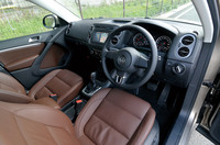 装着されているカーナビは、ディーラーオプションの「720ナビ」（26万2900円）。 