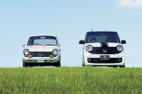 「ホンダN360」（左）と「ホンダN-ONE Premium Tourer・LOWDOWN SSネオクラシックレーサーパッケージ」