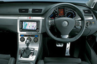 障害物との距離をナビのモニターで確認できる「オプティカルパーキングシステム」を搭載。