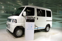 駆動用バッテリー（満充電）が16.0kWhのクルマの場合約9.0kWh、10.5kWhの場合は約5.6kWhを車外へ給電することが可能。