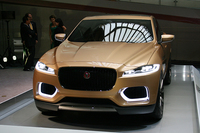 「リキッドゴールド」に塗られたこの「C-X17」は、2013年11月に広州モーターショーで披露された後、日本にやってきた。