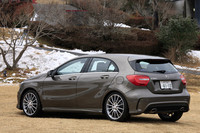 「A180スポーツ」はAMGスタイリングパッケージが標準装備され、18インチのAMGマルチスポークアルミホイールが装着される。