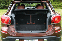 荷室の広さは、後席を起こした状態で330リッター。リアシートは分割可倒式だが、倒しても床面とフラットにはならない。（クリックするとシートの倒れる様子が見られます）