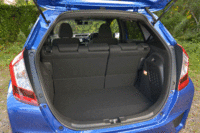 ハイブリッドモデルの荷室容量は、314リッター。後席の背もたれを倒すことで、さらに拡大できる。ガソリン車に備わる床下の予備スペースは、確保されていない。（写真をクリックするとシートの倒れるさまが見られます）
    