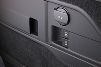 後席は、荷室側面のスイッチ（写真中央）を操作することで、左右別々に畳むことができる。
    