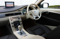 「XC70」の内装。インテリアカラーは、XC60と同じアンスラサイトブラックと、サンドストーンベージュ（写真）の2種類。シートカラーは、オフブラック、ソフトベージュ、エスプレッソブラウン（写真）の3種類。