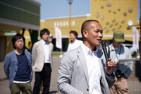 「リーフ」での走り方をレクチャーする日産自動車 車両実験部の河本晃一さん。河本さんは、全日本ジムカーナに参戦する現役のドライバーでもある。