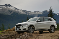 4.4リッターV8ツインターボ搭載の「X5 xDrive50i」。0-100km/h加速は5.0秒。