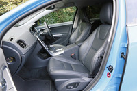 R-DESIGNは専用スポーツシートを標準装備する。