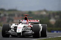 5位でフィニッシュしたジェンソン・バトン。来シーズン、ウィリアムズへ移籍することを表明した直後に、所属するBARが「移籍は無効」と待ったをかけたことで、渦中の人物となっている。問題解決は司法の手に委ねられる。（写真＝本田技研工業）